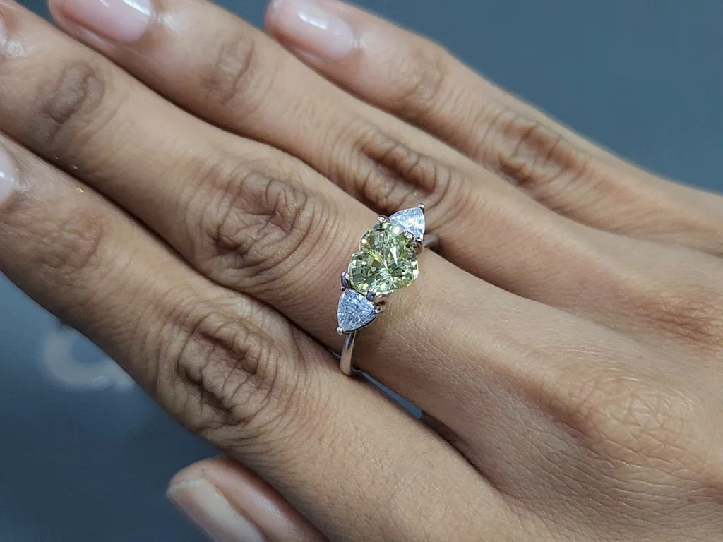 Yellow green chrysoberyl shape heart  2.52 carats, Sri Lanka 5